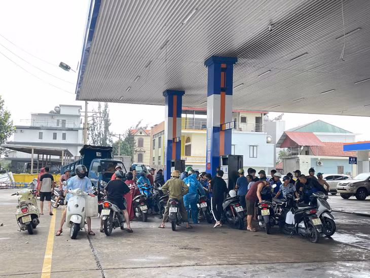 Người dân mua xăng dầu tại Cửa hàng Xăng dầu Petrolimex số 126, phường Cẩm Sơn (TP Cẩm Phả).