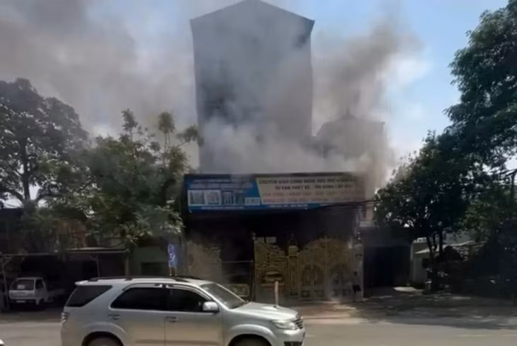 Cháy xe máy điện và ô tô khiến ngôi nhà 3 tầng kết hợp kinh doanh mù mịt khói đen. Ảnh: Cắt từ clip của Nguyễn Tiến Duy