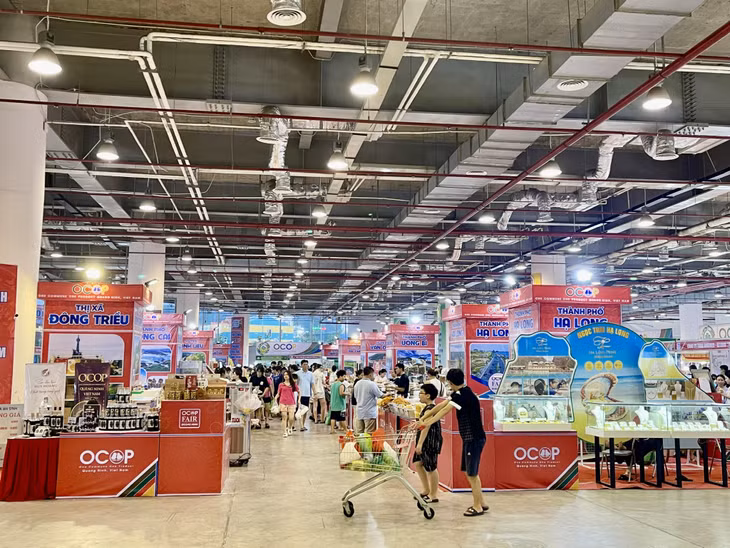 Hội chợ có nhiều gian hàng bày bán sản phẩm OCOP tiêu biểu của tỉnh Quảng Ninh.