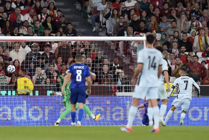Tiền đạo Cristiano Ronaldo (số 7) ghi bàn nâng tỷ số lên 2-0 trong trận Bồ Đào Nha thắng Croatia 2-1 ở lượt đầu bảng A Nations League 2024-2025 trên sân Da Luz, Lisbon ngày 5/9. Ảnh: AP