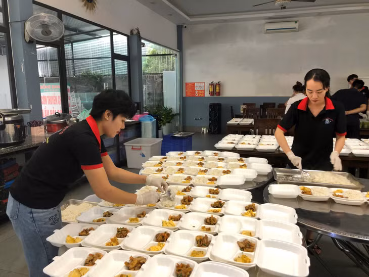 Nhân viên Nhà hàng Bống Bang (phường Bãi Cháy, TP Hạ Long) cẩn thận chia từng suất ăn miễn phí đóng hộp gọn gàng mang đến các khu dân cư, tòa chung cư, công trình để hỗ trợ người dân.