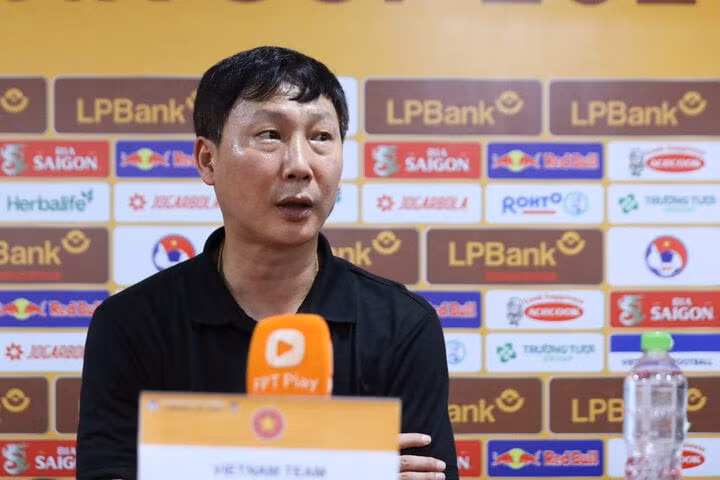 HLV Kim Sang-sik khen ngợi tinh thần của các tuyển thủ Việt Nam.