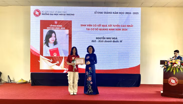 PGS, TS Lê Thị Thu Thủy, Chủ tịch Hội đồng Trường Đại học Ngoại thương khen thưởng sinh viên có kết quả xét tuyển cao nhất tại Cơ sở Quảng Ninh năm 2024.