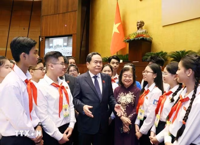 Chủ tịch Quốc hội Trần Thanh Mẫn với các đại biểu trẻ em dự Phiên họp giả định "Quốc hội trẻ em" lần thứ hai. (Ảnh: Thống Nhất/TTXVN)