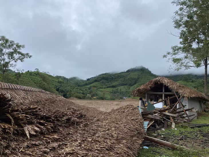 Nhà dân bị lũ ống, lũ quét tràn qua gây đổ sập - Ảnh: TTXVN