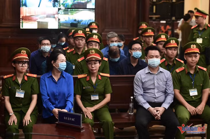 Bị cáo Trương Mỹ Lan và các đồng phạm tại tòa. Ảnh: Nguyễn Huế