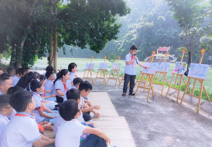 Học sinh Trường Tiểu học thị trấn Ba Chẽ (huyện Ba Chẽ) thể hiện hiểu biết của bản thân về Khu di tích lịch sử Miếu Ông - Miếu Bà. Ảnh Huỳnh Đăng
