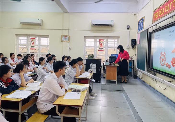 Giờ học môn ngoại ngữ trực quan, tương tác giữa giáo viên và học sinh tại Trường THPT Lê Quý Đôn.