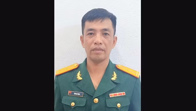 Thiếu tá Tăng Bá Hưng hy sinh khi giúp dân khắc phục hậu quả sau bão. Ảnh: QĐND