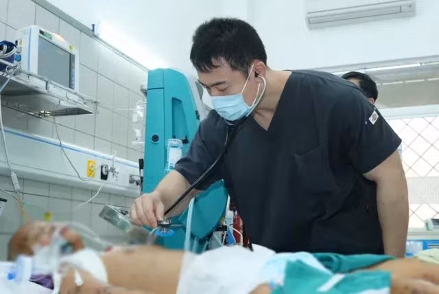 Bé gái trong vụ lũ quét tại bản Làng Nủ: Vẫn còn bùn, đất trong phổi - Ảnh 2.