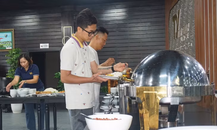 Không chỉ bố trí các suất cơm tại các điểm thiện nguyện, Nhà hàng Green còn bố trí các bữa ăn tự chọn miễn phí cho người dân trực tiếp tại cơ sở của đơn vị.