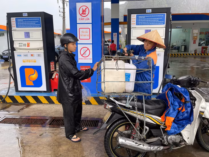 Người dân mua xăng tại Cửa hàng Petrolimex 125 Hà Tu (TP Hạ Long).