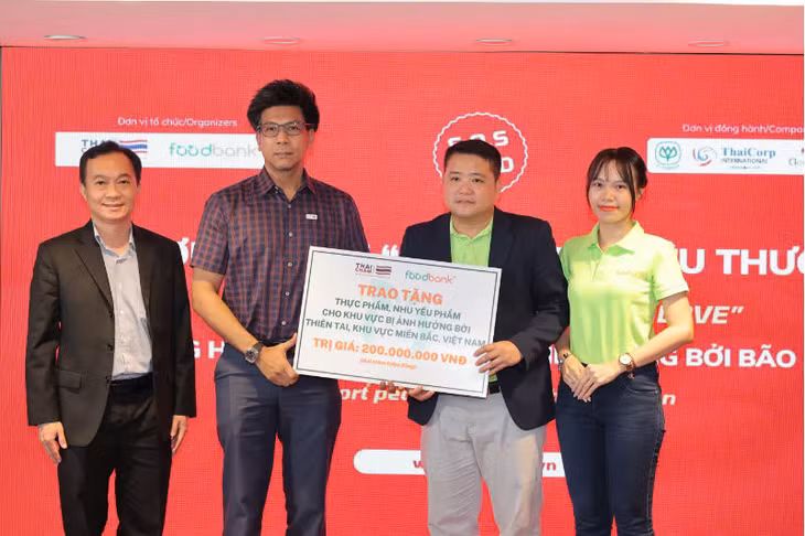 Các đơn vị trao tặng thực phẩm cho người dân bị thiệt hại bởi bão, lũ tại các tỉnh miền Bắc.