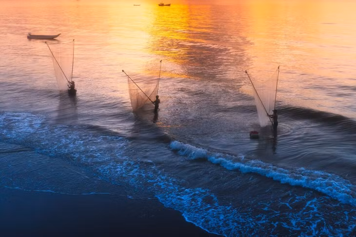 Sống giữa sông nước, đa phần người dân nơi đây gắn bó với nghề chài lưới. Không dư dả nhưng hầu như ai cũng có cuộc sống ấm no, tự do tự tại và vô cùng phóng khoáng, nhiệt tình, chân thành. Ảnh: NVCC