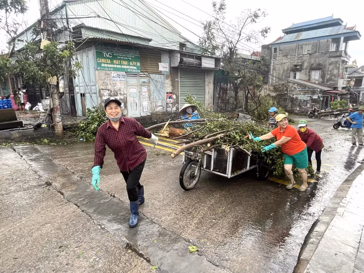 Người dân phường Cẩm Sơn, TP Cẩm Phả chủ động dọn vệ sinh sau ảnh hưởng của bão số 3.