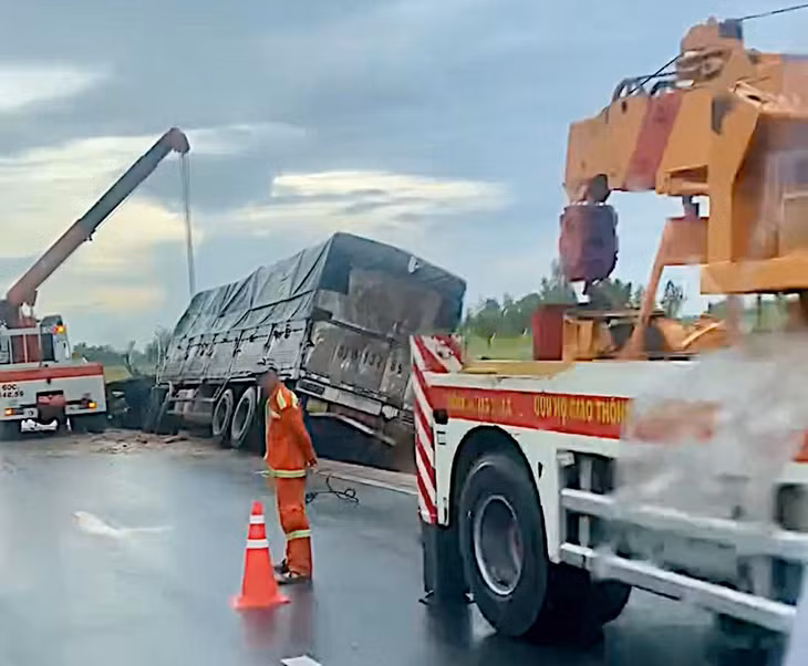 Hiện trường xe tải lật nghiêng trên rãnh thoát nước ven cao tốc. Ảnh: Phạm Duy