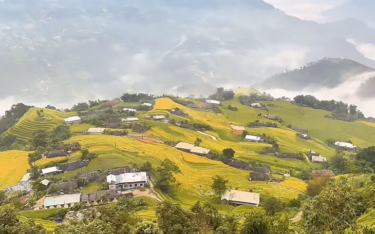 Bản Phùng là một xã phía Tây của huyện Hoàng Su Phì, tỉnh Hà Giang, cách trung tâm huyện khoảng 30km về phía Tây Bắc. Nơi đây gây ấn tượng bởi những thửa ruộng bậc thang tầng tầng lớp lớp, mờ ảo dưới màn mây. Trong ảnh là khung cảnh Bản Phùng được chụp vào sáng nay, 16-9. Ảnh: Long Hướng Duy
