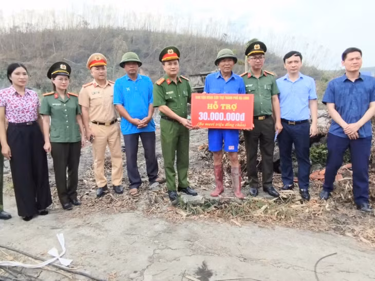 Đoàn công tác của thành phố đến thăm, trao tiền hỗ trợ cho các hộ có nhà bị sập hoàn toàn tại phường Hà Khánh.