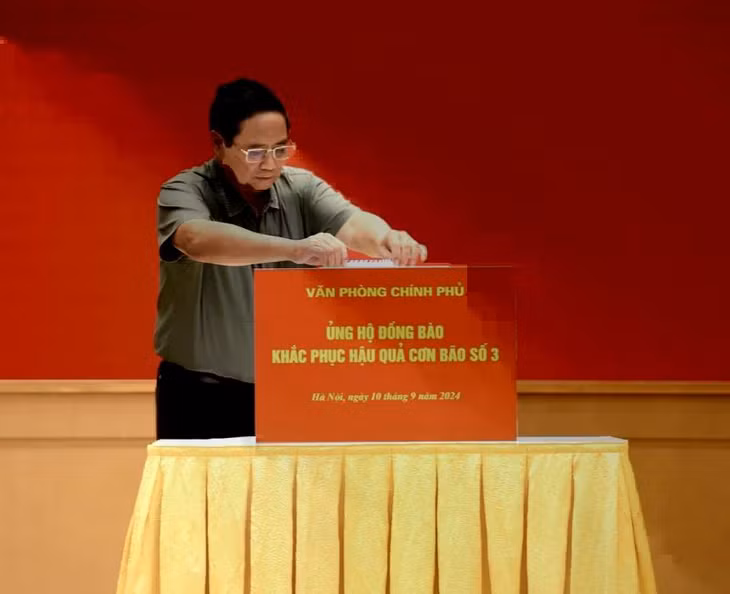 Thủ tướng Phạm Minh Chính ủng hộ đồng bào khắc phục hậu quả cơn bão số 3 (Ảnh: Trần Hải).