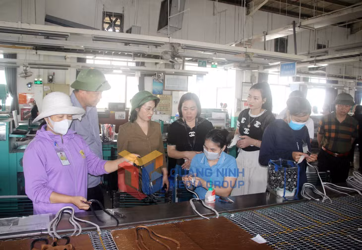Đồng chí Phó Bí thư Thường trực Tỉnh ủy, thăm hỏi, động viên công nhân đang làm việc tại Công ty TNHH Giày da Sao Vàng.