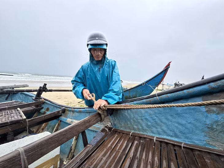 Ngư dân Quảng Nam đưa tàu cá vào bờ tránh áp thấp nhiệt đới - Ảnh: LÊ TRUNG