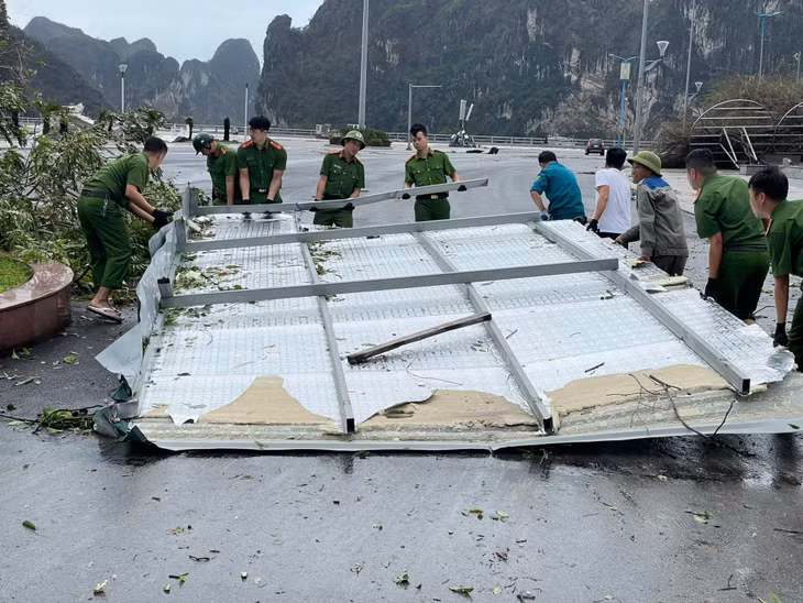 Các lực lượng chức năng cũng ra quân để thu gọn biển quảng cáo ở các tuyến đường trục chính