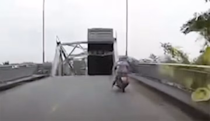 Khoảnh khắc cầu Phong Châu bị sập.