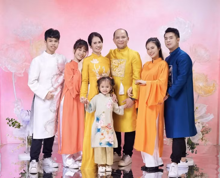 Nguyệt Hằng và các thành viên trong gia đình.