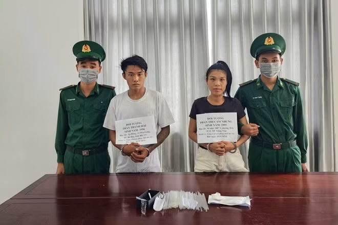 Hai đối tượng tàng trữ trái phép chất ma túy bị Bộ đội Biên phòng bắt giữ. Ảnh: BĐBP