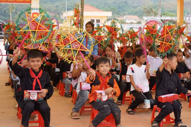Niềm vui của các em thiếu nhi điểm trường Bắc Tập khi nhận những món quà trung thu ý nghĩa.