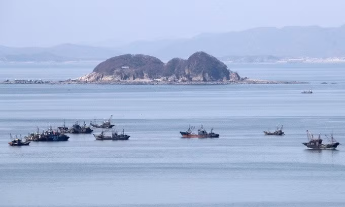 Một số tàu đánh cá bị nghi ngờ tàu trái phép Trung Quốc nhìn từ đảo Yeonpyeong của Hàn Quốc. Ảnh: Hiệp hội ngư dân Yeonpyeong.