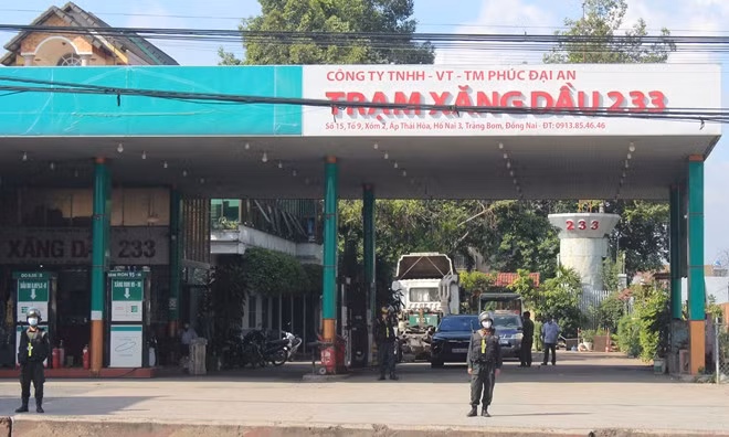 Công an phong tỏa, khám xét tại cây xăng 233.
