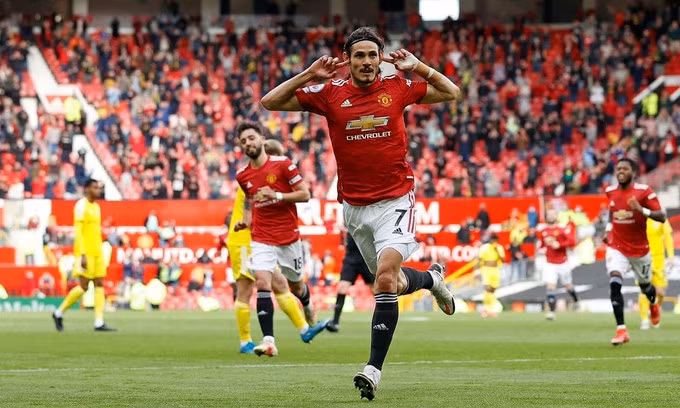 Cavani ghi bàn thứ 10 ở Ngoại hạng Anh mùa này, dù mới đá chính 13 trận. Ảnh: AFP