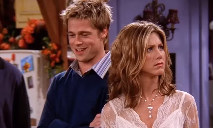 Brad Pitt và Jennifer Aniston trong mùa tám series "Friends". Ảnh: ABC.