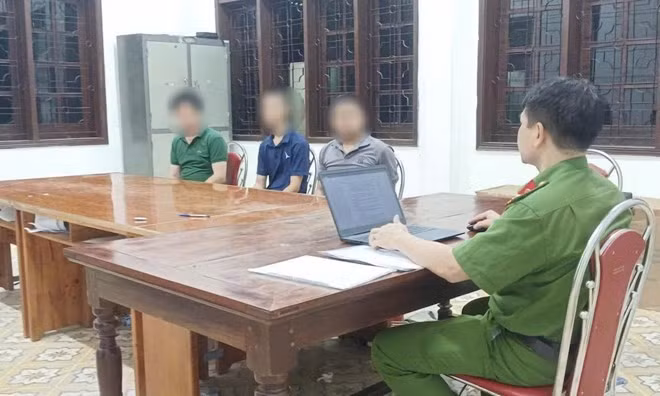 3 đối tượng liên quan đến đường dây cá độ bóng đá qua mạng vừa bị Công an phường Cửa Lò triệt phá. Ảnh: Công an Cửa Lò