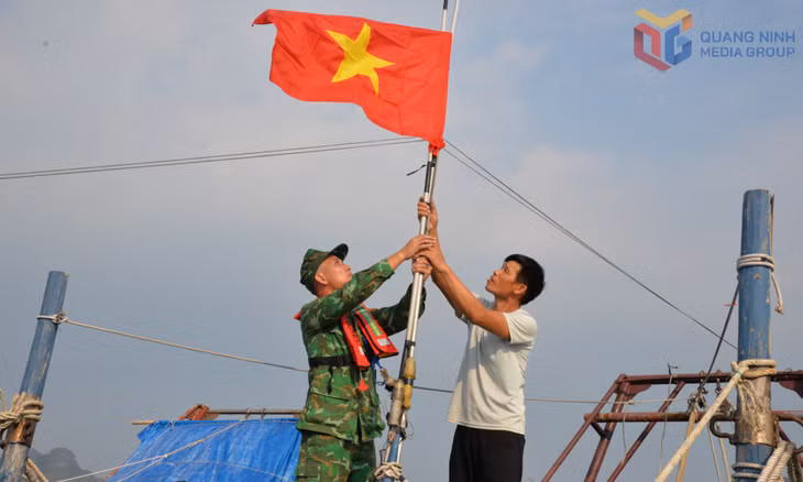 CBCS Hải đội Biên phòng 2 giúp ngư dân treo cờ Tổ quốc. 