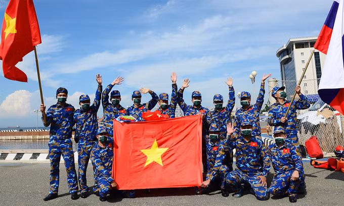 Kíp tàu Việt Nam sau khi hoàn tất nội dung trong môn Cúp biển tại Vladivostok, Nga, ngày 27/8. Ảnh: QĐND.