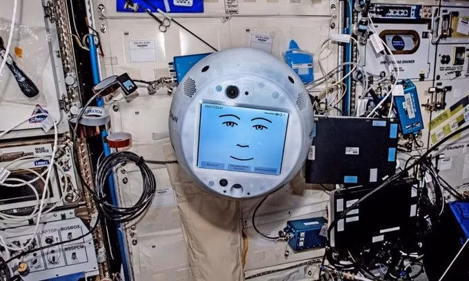 CIMON chuẩn bị cho những thí nghiệm mới trên trạm ISS. Ảnh: Airbus