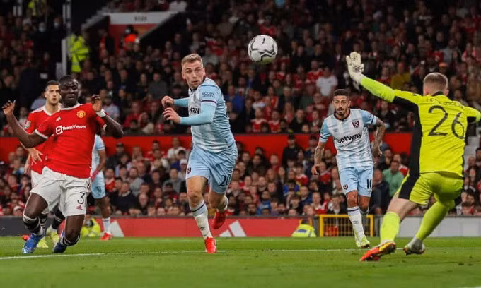 Man Utd (áo đỏ) nhập cuộc không tốt và sớm bị dẫn trước. Ảnh: REX