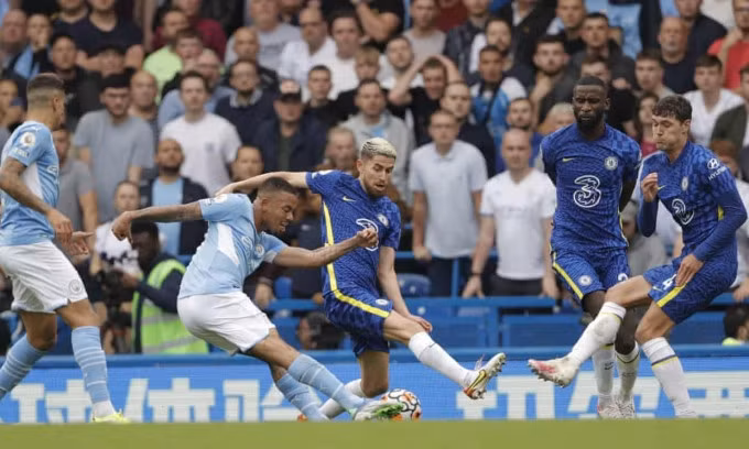 Pha xoay người của Jesus dứt điểm ghi bàn như một pivot trong futsal. Ảnh: Guardian