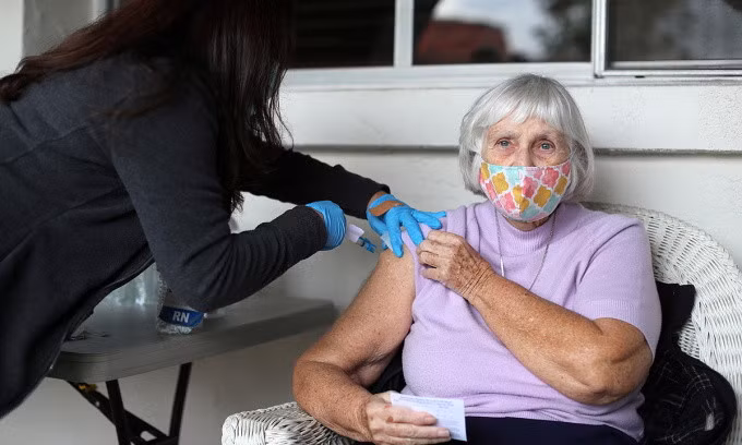 Nhân viên y tế Mỹ tiêm vaccine Covid-19 cho cụ bà 84 tuổi tại thành phố Los Angeles, bang California, Mỹ ngày 3/3.