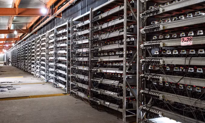 Bên trong một nhà máy đào Bitcoin ở Trung Quốc. Ảnh: IEEE
