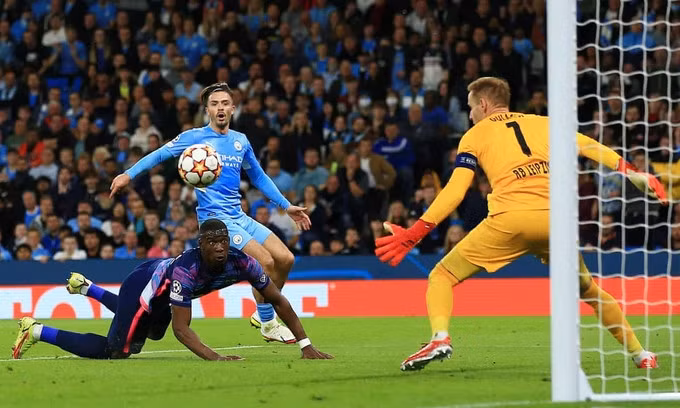 Trung vệ RB Leipzig Nordi Mukiele trong pha phản lưới, biếu Man City bàn nâng tỷ số lên 2-0. Ảnh: Shutterstock