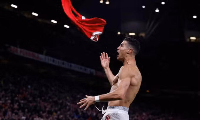 Ronaldo ném áo mừng bàn thắng quyết định. Ảnh: Reuters