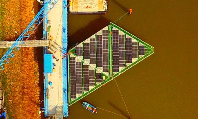 Giàn pin mặt trời đặt trên mặt sông của SolarDuck. Ảnh: SolarDuck