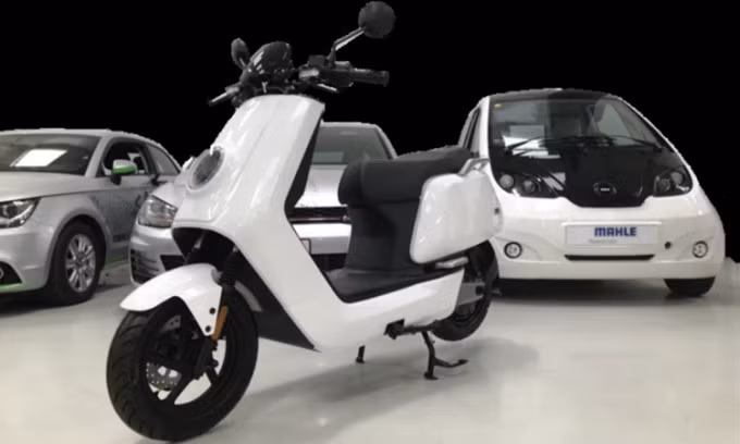 Loại pin lithium-carbon mới có khả năng sạc xe moped điện trong 90 giây. Ảnh: Mahle