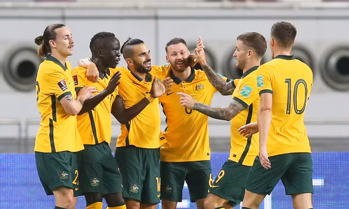 Các cầu thủ Australia chia vui với Mabil (thứ hai từ trái sang) sau bàn mở tỷ số. Ảnh: Socceroos