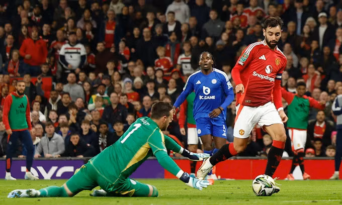 Bruno Fernandes (phải) rê qua thủ môn trước khi ấn định tỷ số. Ảnh: Reuters