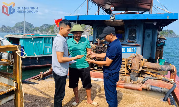 Anh Lê Việt Hùng, xã Đông Xá, huyện Vân Đồn kiểm tra hóa đơn, cát xốp được cấp để nuôi nhuyễn thể tại khu vực Hòn Cát Gia.