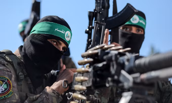 Thành viên cánh vũ trang của Hamas trong cuộc diễu binh tại Gaza vào tháng 7/2023. Ảnh: AFP